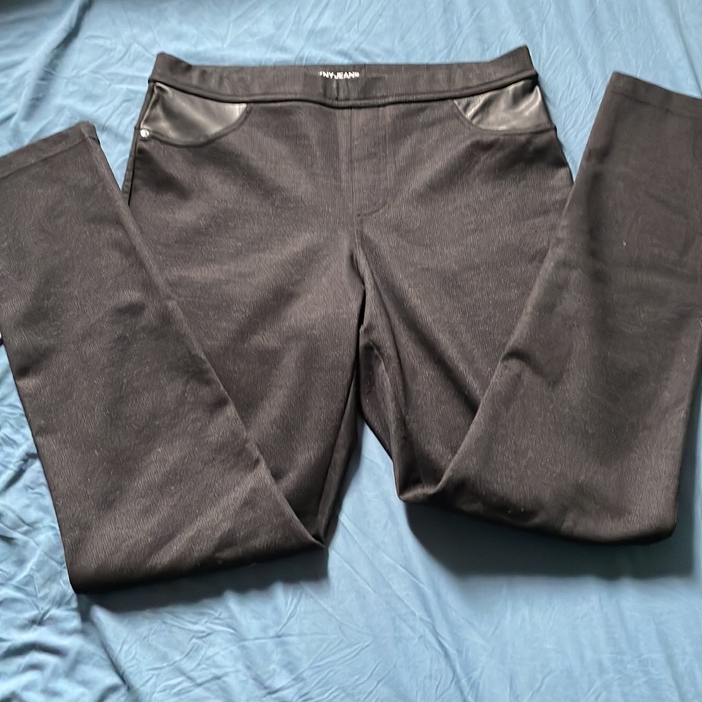 DKNY jeans 55% polyester, 41% rayón, 4% Spandex.